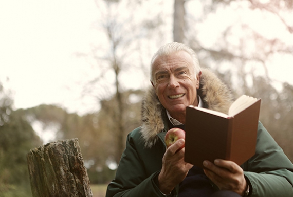 6 ข้อดีของ การอ่านหนังสือในผู้สูงอายุ มีอะไรมากกว่าที่คิด